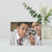 分子モデルを見る生徒たち ポストカード (スタンド正面)