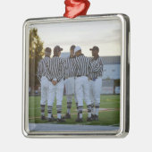 分野で話しているアメリカン・フットボールの審判員 メタルオーナメント (左)