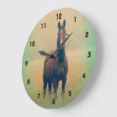 分野に立っている栗毛の馬 ラージ壁時計 (傾斜)