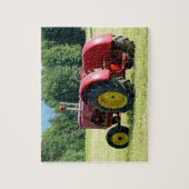分野の旧式で赤くおよび黄色のトラクター ジグソーパズル (縦)