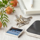 分野を通したオオシカの群れの歩く キーホルダー (側面)