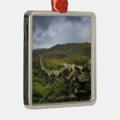 分野を通した石造りの塀 メタルオーナメント (右)