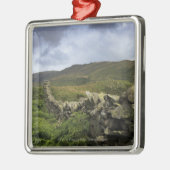 分野を通した石造りの塀 メタルオーナメント (左)