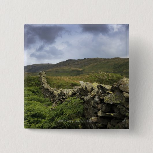 分野を通した石造りの塀 缶バッジ (正面)