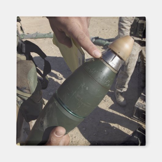 分隊のリーダーが遅延設定を指す マグネット (正面)