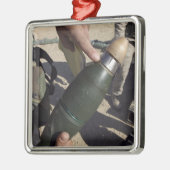 分隊のリーダーが遅延設定を指す メタルオーナメント (左)