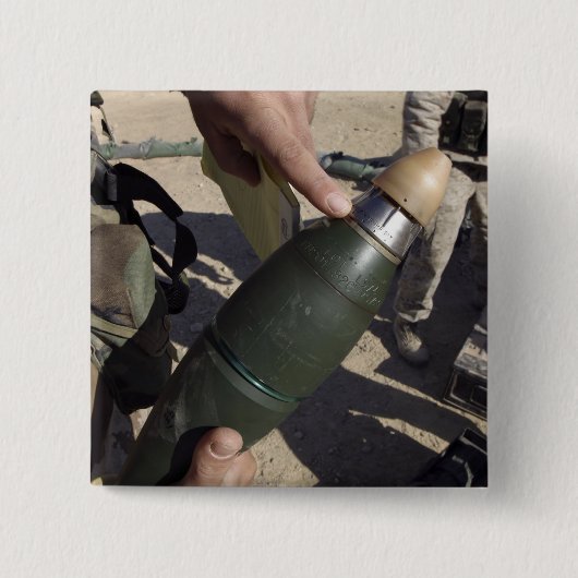 分隊のリーダーが遅延設定を指す 缶バッジ (正面)