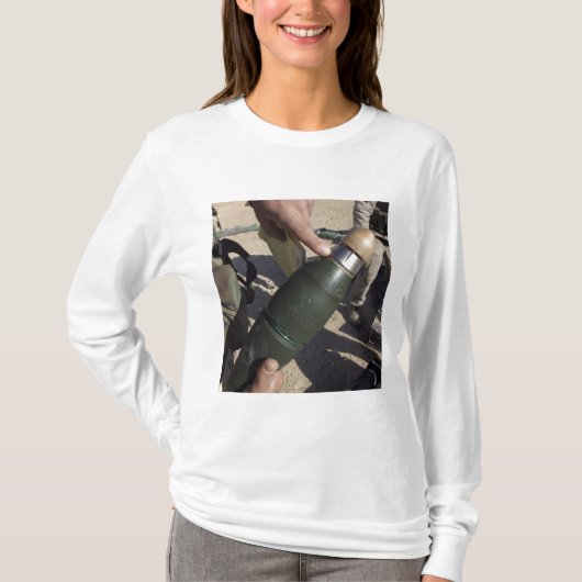 分隊のリーダーが遅延設定を指す Tシャツ (正面)