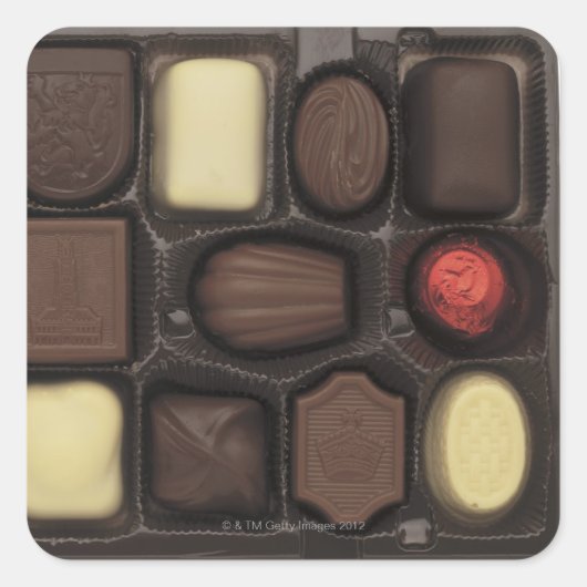 分類されたチョコレートの箱のクローズアップ スクエアシール (正面)