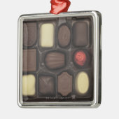 分類されたチョコレートの箱のクローズアップ メタルオーナメント (左)