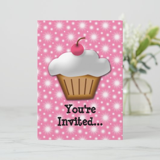 切り出しの上にピンクのさくらんぼが付いたカップケーキ 招待状 (スタンド正面)