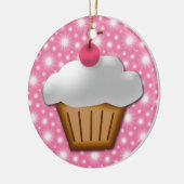 切り出しカップケーキとピンクのさくらんぼを上 セラミックオーナメント (左)