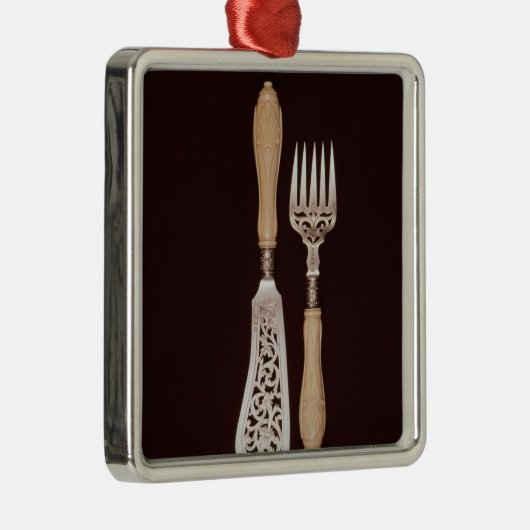 切り分けられたアイボリーのハンドルが付いている魚サーバー メタルオーナメント (右)