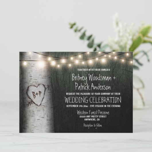 切り分けられたイニシャルの樺の木の結婚式招待状 招待状 (スタンド正面)