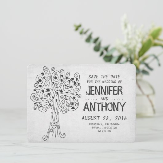 切り分けられた木のかわいくロマンチックな保存日付カード セーブザデート (スタンド正面)