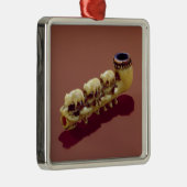 切り分けられた白くまが付いているKorvackの管 メタルオーナメント (右)