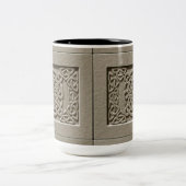 切り分けられた石造りの質のケルト結び目模様 ツートーンマグカップ (中央)