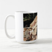 切り刻まれた木製の山外で コーヒーマグカップ (左)