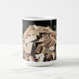 切り刻まれた木製の山外で コーヒーマグカップ