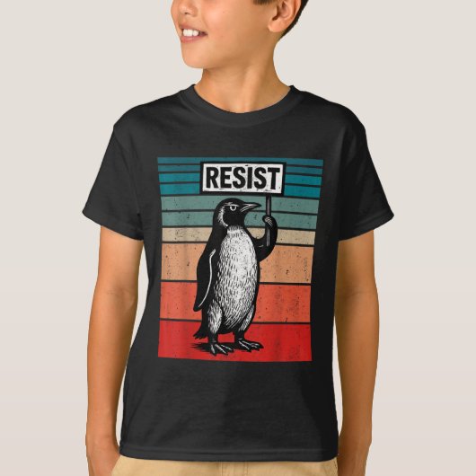 切り株の関税に対してペンギンに抵抗おもしろいする Tシャツ (正面)