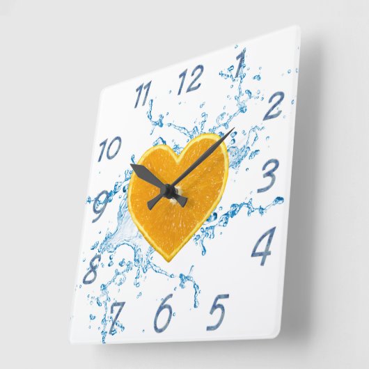 切れのハート形のオレンジ スクエア壁時計 (傾斜)