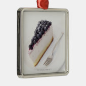 切れのブルーベリーのチーズケーキのクローズアップ メタルオーナメント (右)