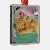 切れのプレートの新しく焼いたなアップルパイ メタルオーナメント (右)