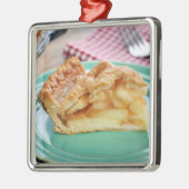 切れのプレートの新しく焼いたなアップルパイ メタルオーナメント (左)