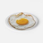切れ端と黄金のヨが入った完全揚げ卵 ペーパープレート (アングル)