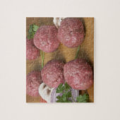 切削ボード上の生のミートボール ジグソーパズル (縦)