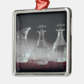 切子ガラスのデカンターおよび水差し、c.1840 メタルオーナメント (左)