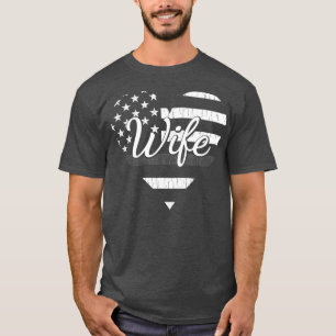 刑務官の妻ハートの薄い灰色 Tシャツ