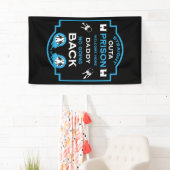 刑務所から帰宅する 横断幕 (インサイチュ)