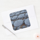 列ストライプのビーチ傘とサンベッド スクエアシール (封筒)