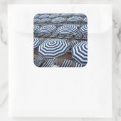 列ストライプのビーチ傘とサンベッド スクエアシール (バッグ)