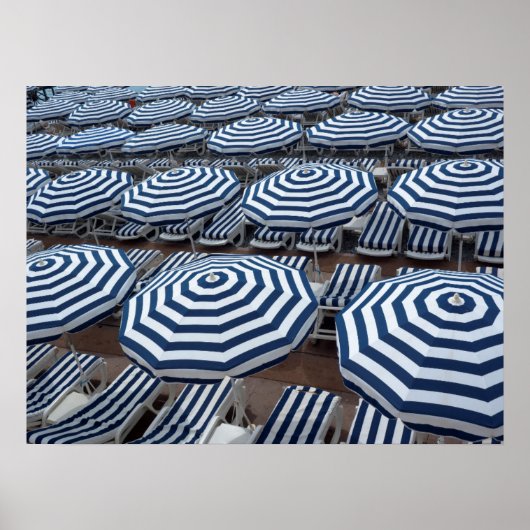 列ストライプのビーチ傘とサンベッド ポスター (正面)