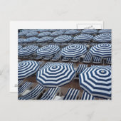 列ストライプのビーチ傘とサンベッド ポストカード (正面/裏面)