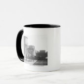 列車の前に提起している馬のカウボーイ マグカップ (正面左)