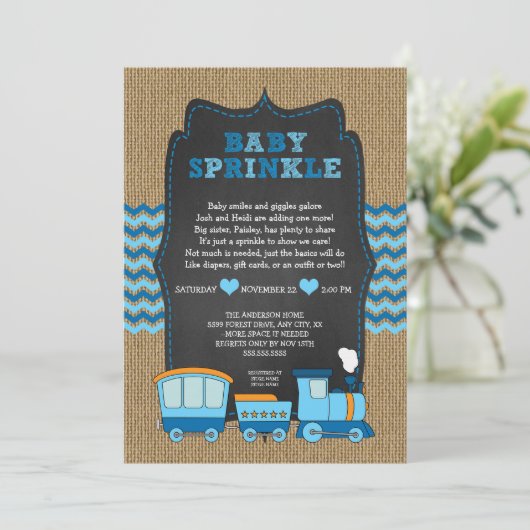 列車の男の子のベビー/素朴なバーラップの黒板は振りかけます 招待状 (スタンド正面)