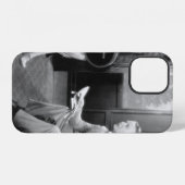 列車の車室で一緒に座っているカップル iPhoneケース (裏面横)