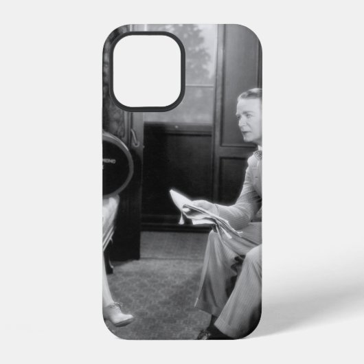 列車の車室で一緒に座っているカップル iPhoneケース (裏面)