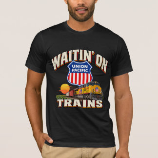 列車を待つ UNION PACIFIC Tシャツ