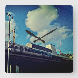 列車を見上げて スクエア壁時計