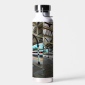 列車赤と白、ダーラム駅 ウォーターボトル (左面)