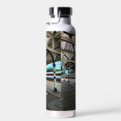 列車赤と白、ダーラム駅 ウォーターボトル (右面)