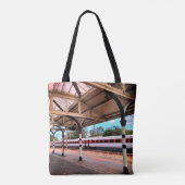 列車赤と白、ダーラム駅 トートバッグ (裏面)