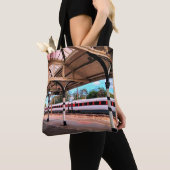 列車赤と白、ダーラム駅 トートバッグ (クローズアップ)