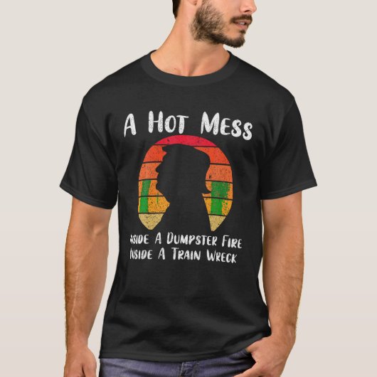 列車Wの中で起こるダンプスターの火の中の熱い混乱 Tシャツ (正面)