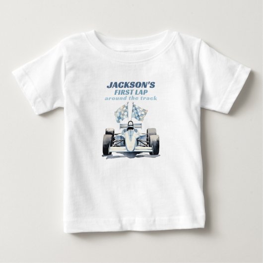 初のトラック一周 レースカー 1歳の誕生日 ベビーTシャツ (正面)
