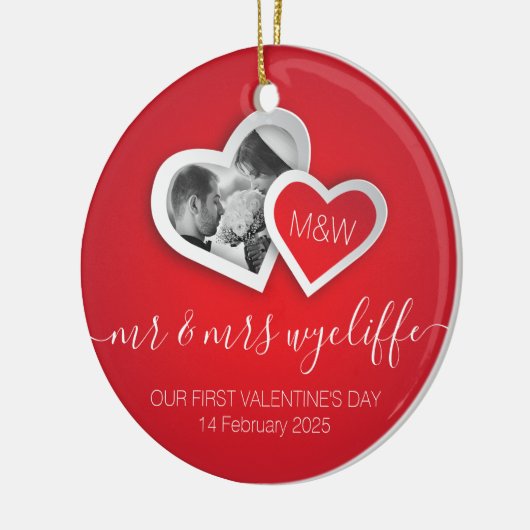 初のバレンタインデーをミスター&ミセスとハート写真 セラミックオーナメント (左)